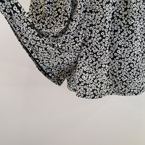 UNIQLO Floral Black and White V Neck Romper Size S - Picture 4 of 11